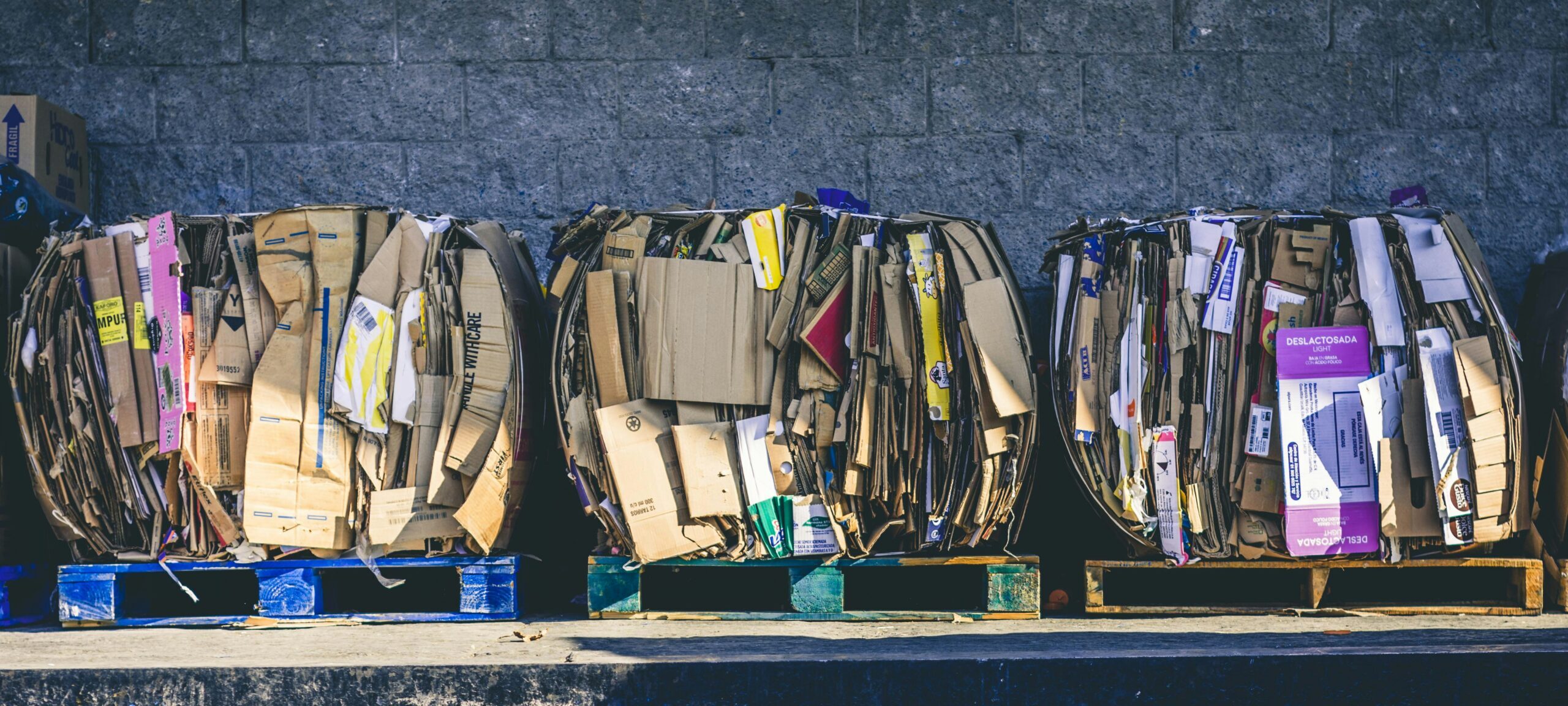 Imagine de header utilizată în pagina Contact a site-ului SIMCRIS RECYCLING, cu un fundal închis și elemente grafice specifice comunicării. Sprijină accesul rapid la informații de contact.